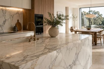 Más allá de la moda: por qué el mármol sigue siendo una apuesta segura para el hogar 8 Cocina minimalista con marmol y luz natural