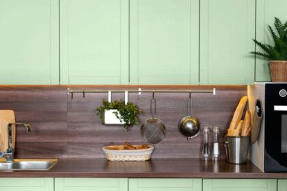 El color vuelve a la cocina: la era del blanco impoluto da paso a los tonos con personalidad 5 cocina verde
