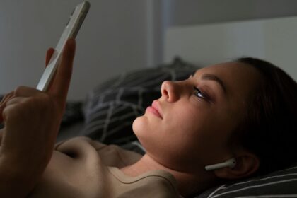 Dormitorios sin reloj ni pantallas: la tendencia del “sleep sanctuary” que redefine el descanso 2 mujer smartphone