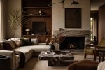 El nuevo lujo silencioso en decoración: materiales, proporciones y detalles que hacen que una casa parezca más cara 3 salon contemporaneo chimenea