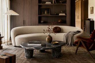 Las tendencias de decoración que están definiendo 2026 y las que empiezan a quedarse anticuadas 3 salon madera oscura